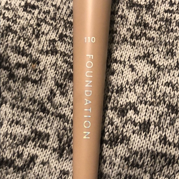 Fenty 110 Foundation Brush - Picture 2 of 3
